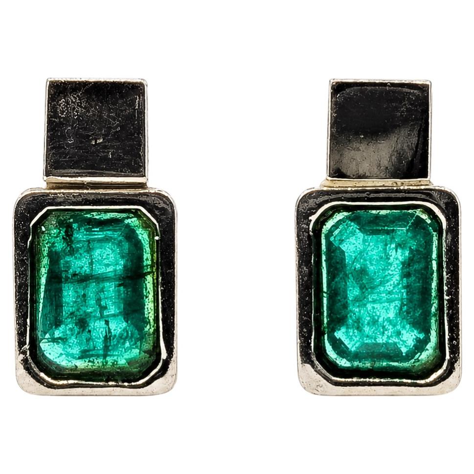 Pendientes de botón geométricos con esmeraldas en oro blanco de 14k en venta