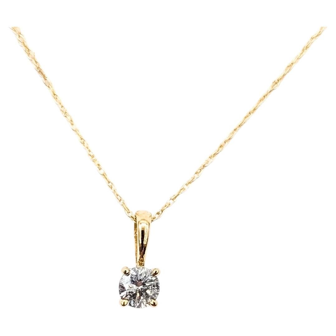 Pendentif solitaire classique en or jaune 10k avec diamant en vente