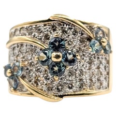 Anillo de cóctel con motivos florales de alejandrita y diamantes, en oro amarillo de 14K