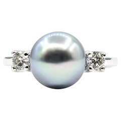 Anello con tre pietre: perla di Tahiti e diamanti, in oro bianco 14K