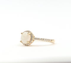 Luminöser Opal & Diamant Halo Ring aus 14k Gelbgold