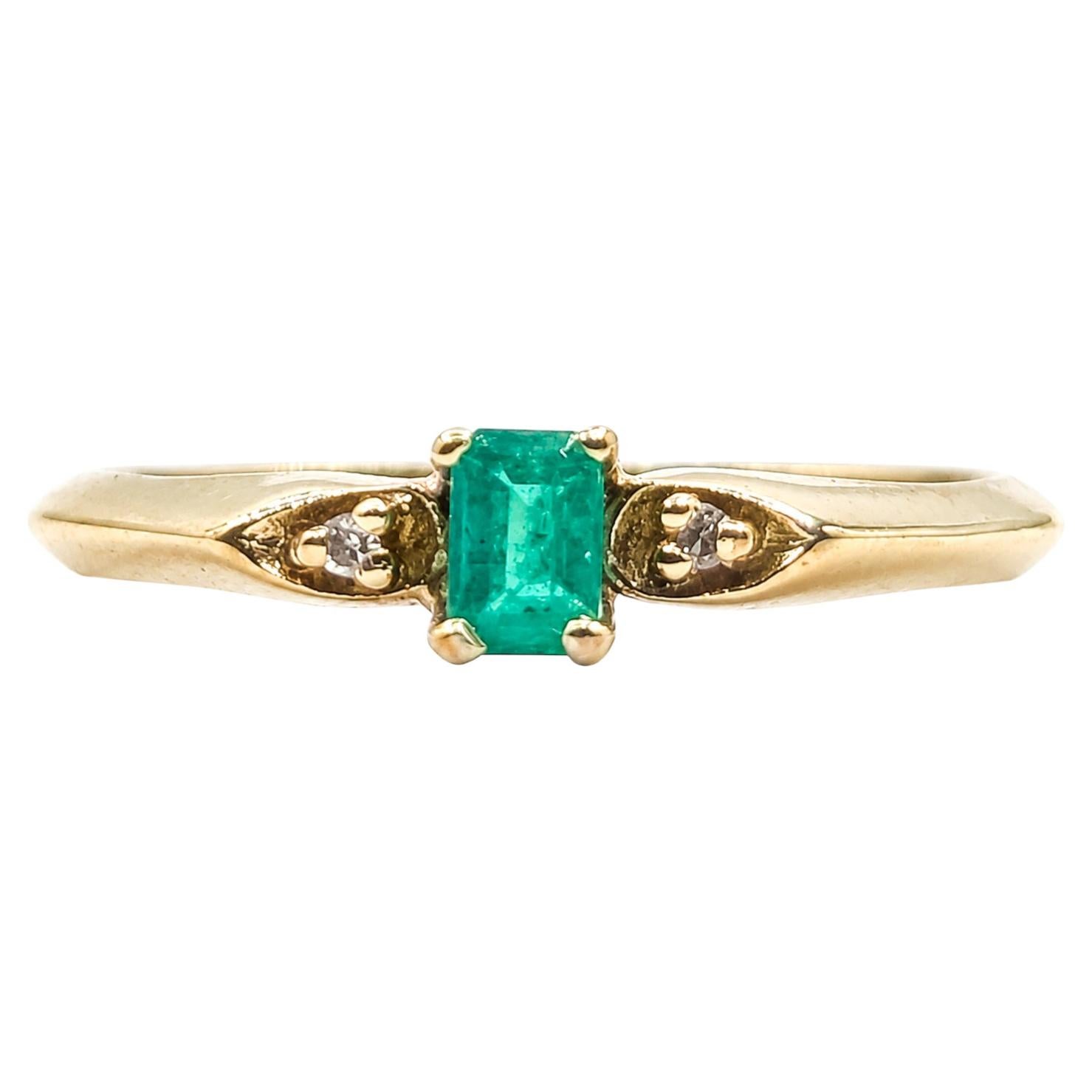 Anello con tre pietre, smeraldo e diamanti, in oro giallo 10K in vendita