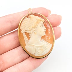 Mid-Century Shell Cameo Pendant in 18k Yellow Gold