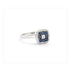 Anello classico con zaffiro blu e diamanti in oro bianco 14k