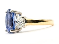 5,35-Karat-CTW-Ring mit Saphir und drei Diamanten aus Platin und 18-karätigem Gelbgold