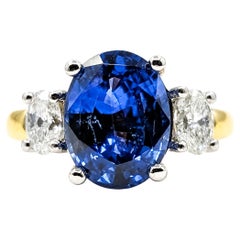 Anello con tre pietre: zaffiro da 5,35 carati totali e diamanti, in platino e oro giallo 18 carati