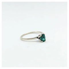 Anillo Solitario de Esmeralda en Oro Blanco de 14k