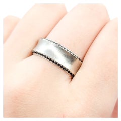Moderna Banda Cepillada de Zafiro en Oro Blanco de 14k