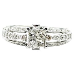 Anillo de compromiso con diamantes en racimo de oro blanco de 14k