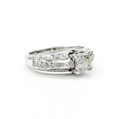 Anillo de compromiso con diamantes en racimo de oro blanco de 14k