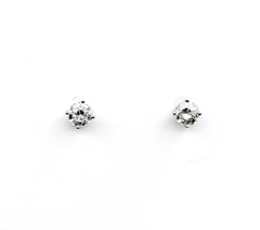 Pendientes clásicos de diamantes en oro blanco de 14k