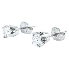 Pendientes clásicos de diamantes en oro blanco de 14k