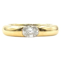 Anello scultoreo con diamante ovale in oro giallo 18 ct.
