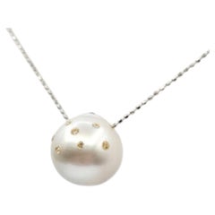 Collana con diamanti, rubini e perle in oro bianco 18 carati