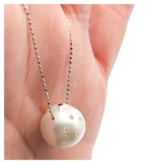 Collana con diamanti, rubini e perle in oro bianco 18 carati