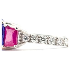 Anello a tre pietre con tanzanite, rubino e diamanti in platino 950