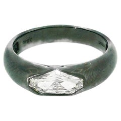 Anello in oro bianco 18 carati con diamante taglio "shield" anodizzato