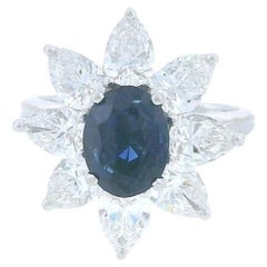 René Kern – Ring mit einem ovalen Saphir in der Mitte und einem birnenförmigen Diamanten