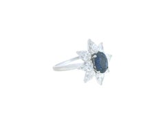 René Kern – Ring mit einem ovalen Saphir in der Mitte und einem birnenförmigen Diamanten