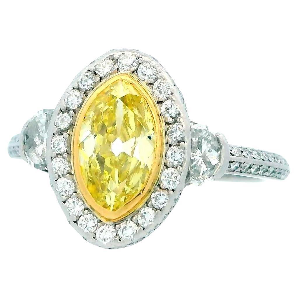 1,05Ct Nature Fancy Intense Yellow Diamond & Halfmoon Pave Side W/GIA in vendita