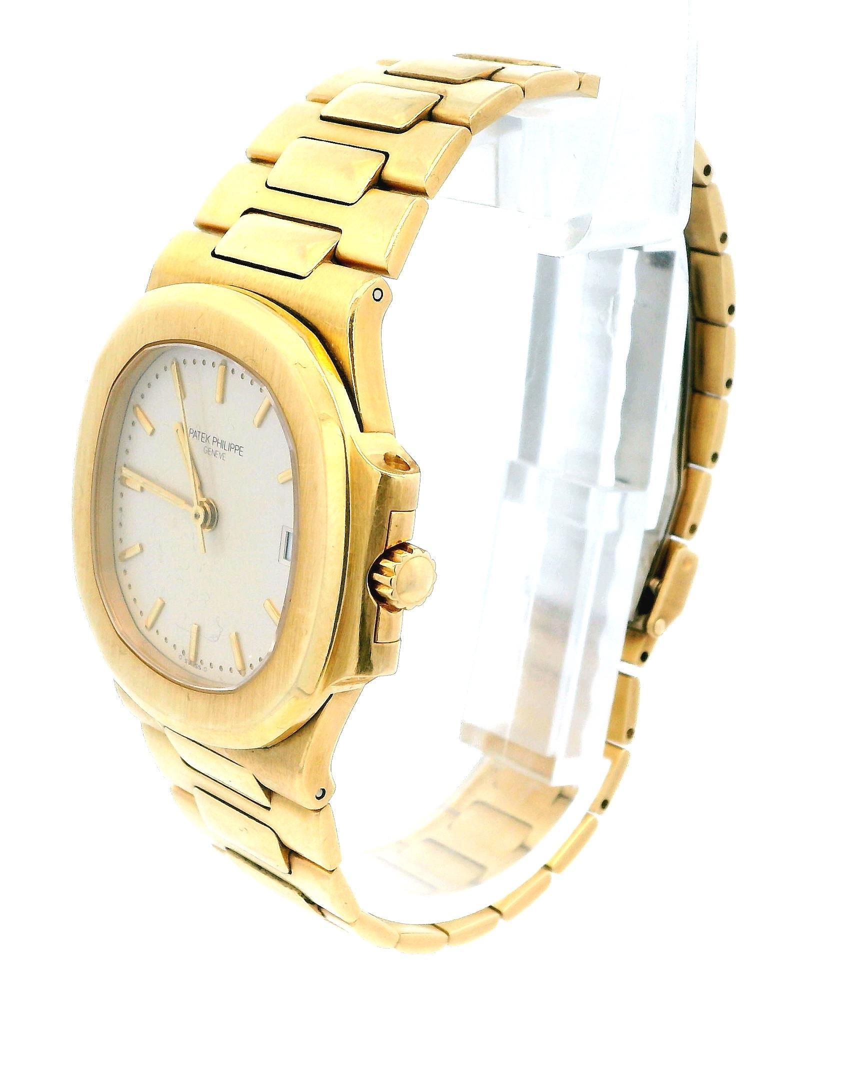 Montre pour homme Patek Philippe Nautilus 3800/1J. Cette montre exquise est dotée d'un boîtier de 38 mm en or jaune 18 carats et d'une lunette en or jaune 18 carats. Le cadran ivoire est orné d'aiguilles lumineuses en or et d'index dorés.