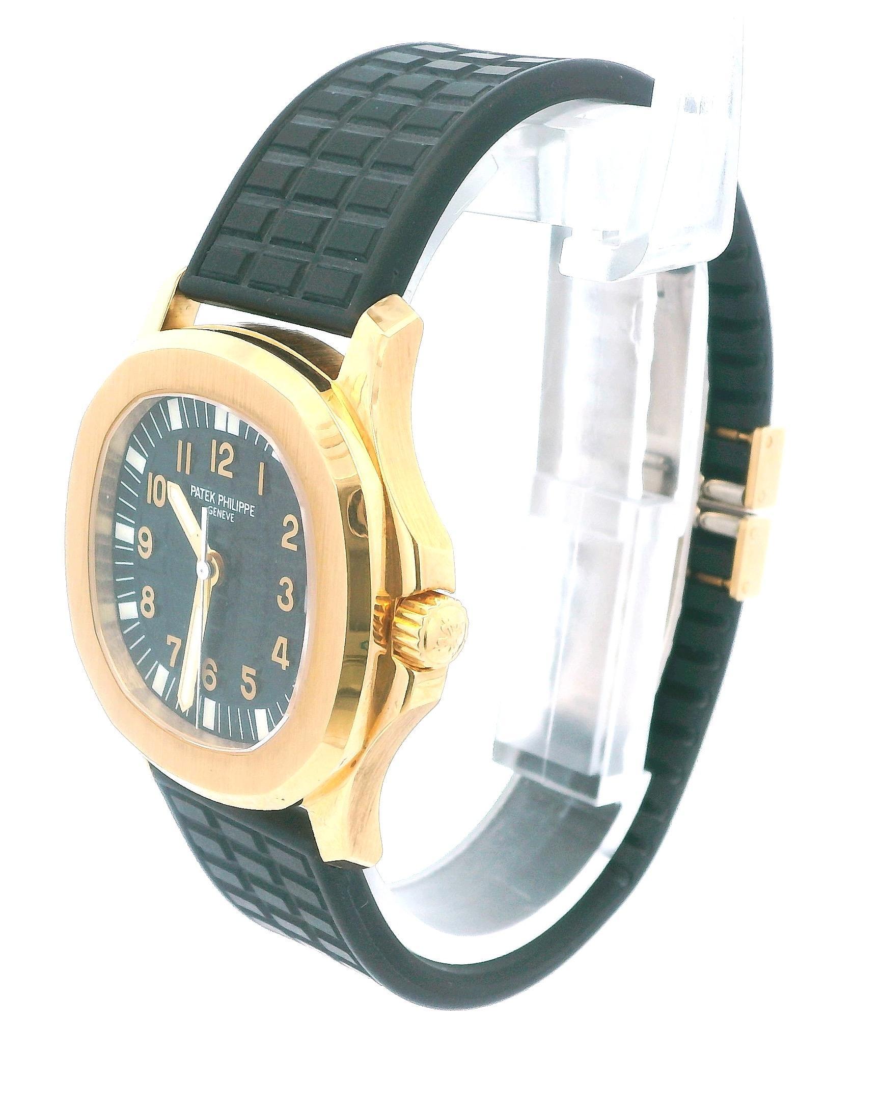 Die Patek Philippe Aquanaut 5066J-001 ist eine luxuriöse Herrenuhr, die das Engagement der Marke für Eleganz und Präzision verdeutlicht. Mit ihrem 35-mm-Gehäuse aus 18-karätigem Gelbgold strahlt sie eine raffinierte Raffinesse aus. Die Lünette ist