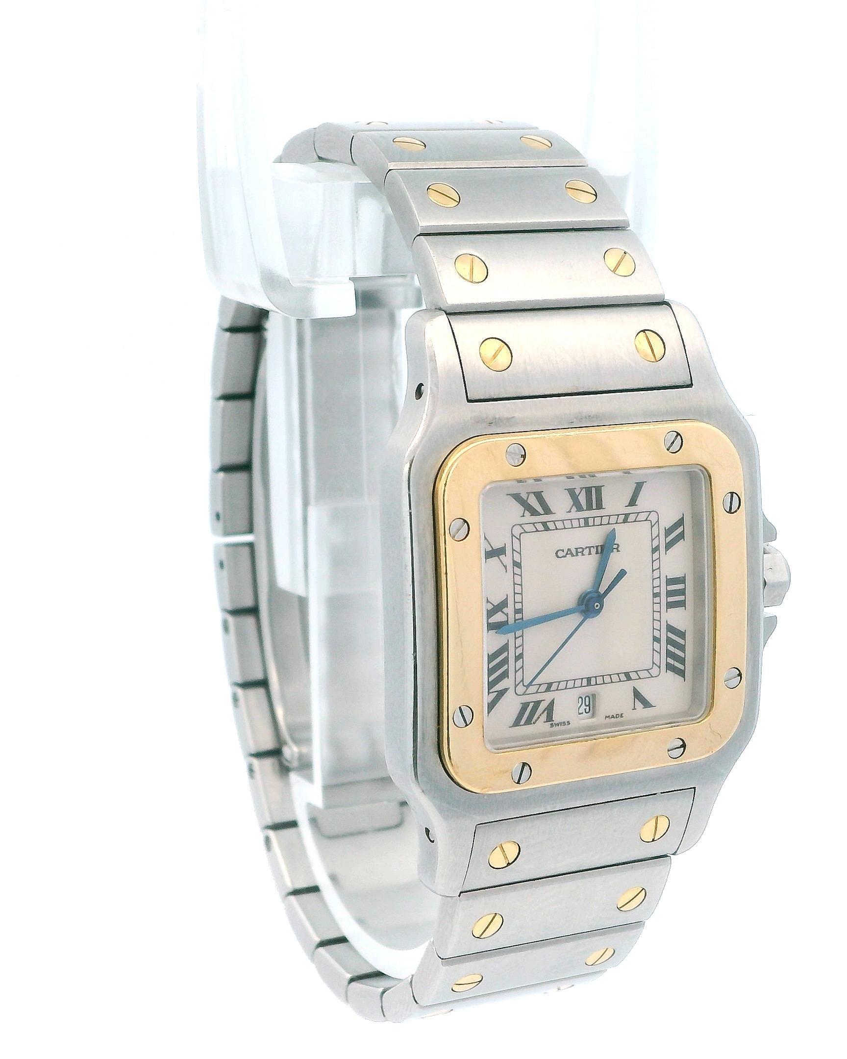 Cartier Santos Galbee W20011 C4 / 1566 Herrenuhr. Dieser Zeitmesser verfügt über ein 29-mm-Edelstahlgehäuse und eine feste Lünette aus 18 Karat Gelbgold. Das elfenbeinfarbene Zifferblatt wird durch blaue Zeiger und schwarze Indexe mit römischen