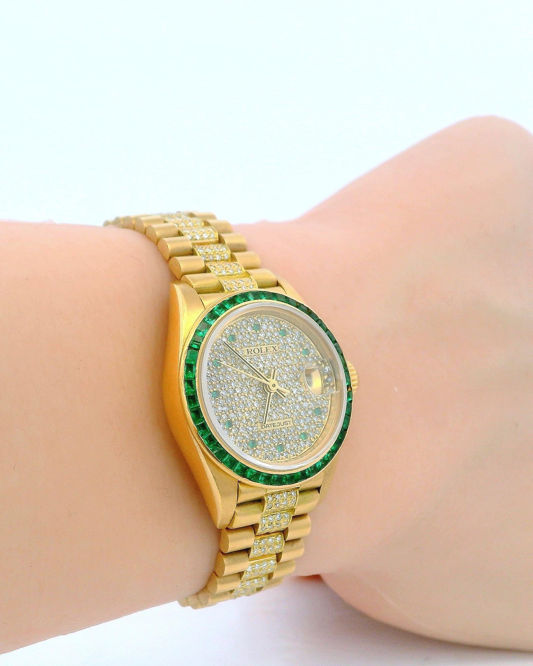 Rolex Damen Präsident Smaragd Lünette Pave Zifferblatt Smaragd Markierungen Diamant ctr Link im Zustand „Hervorragend“ im Angebot in Great Neck Plaza, NY