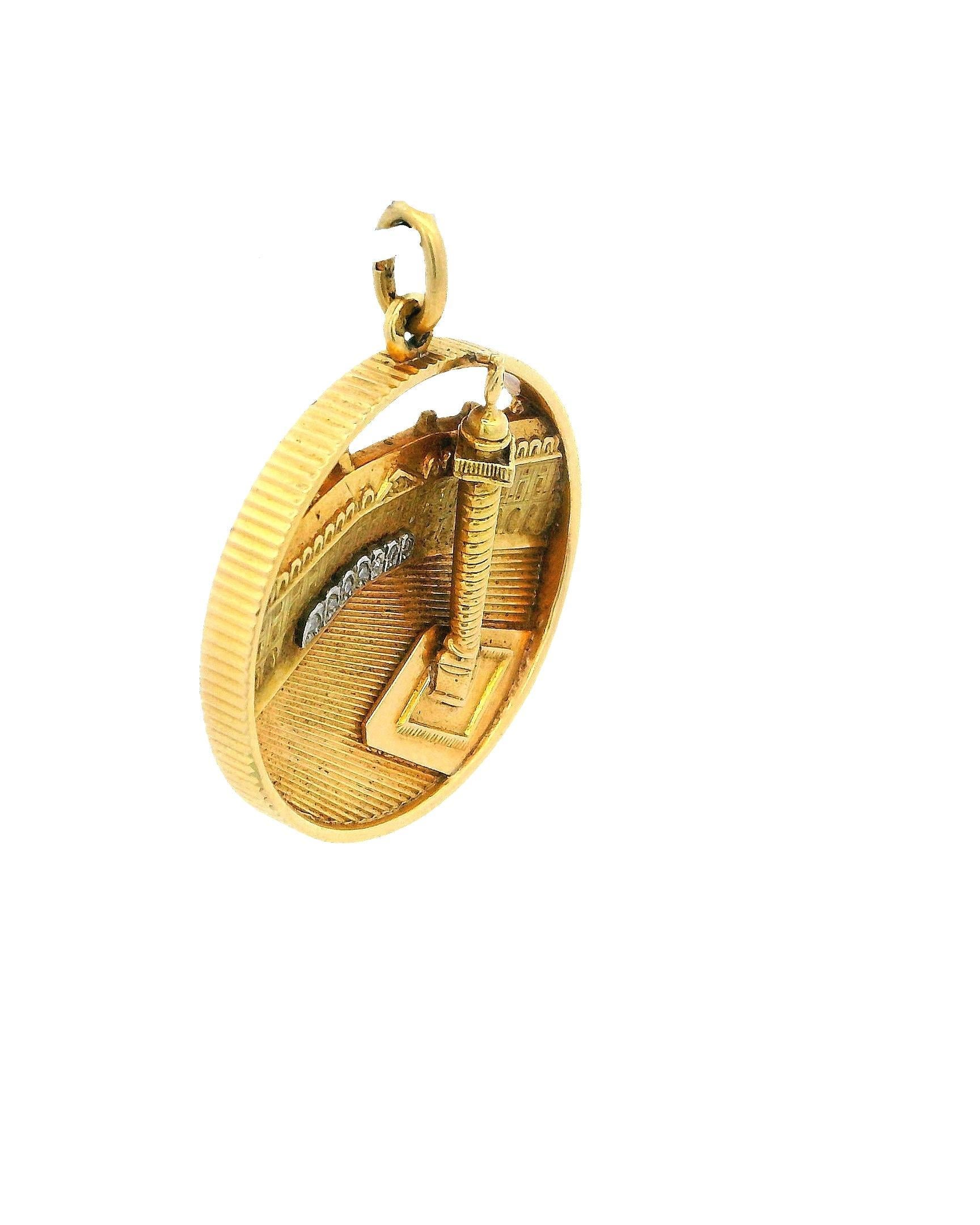 Circa 1960

Questa intricata collana con ciondolo è finemente realizzata in oro 18 carati. Il design presenta una scena architettonica dettagliata con una colonna prominente e le strutture circostanti, catturando un senso di grandezza.

Il ciondolo