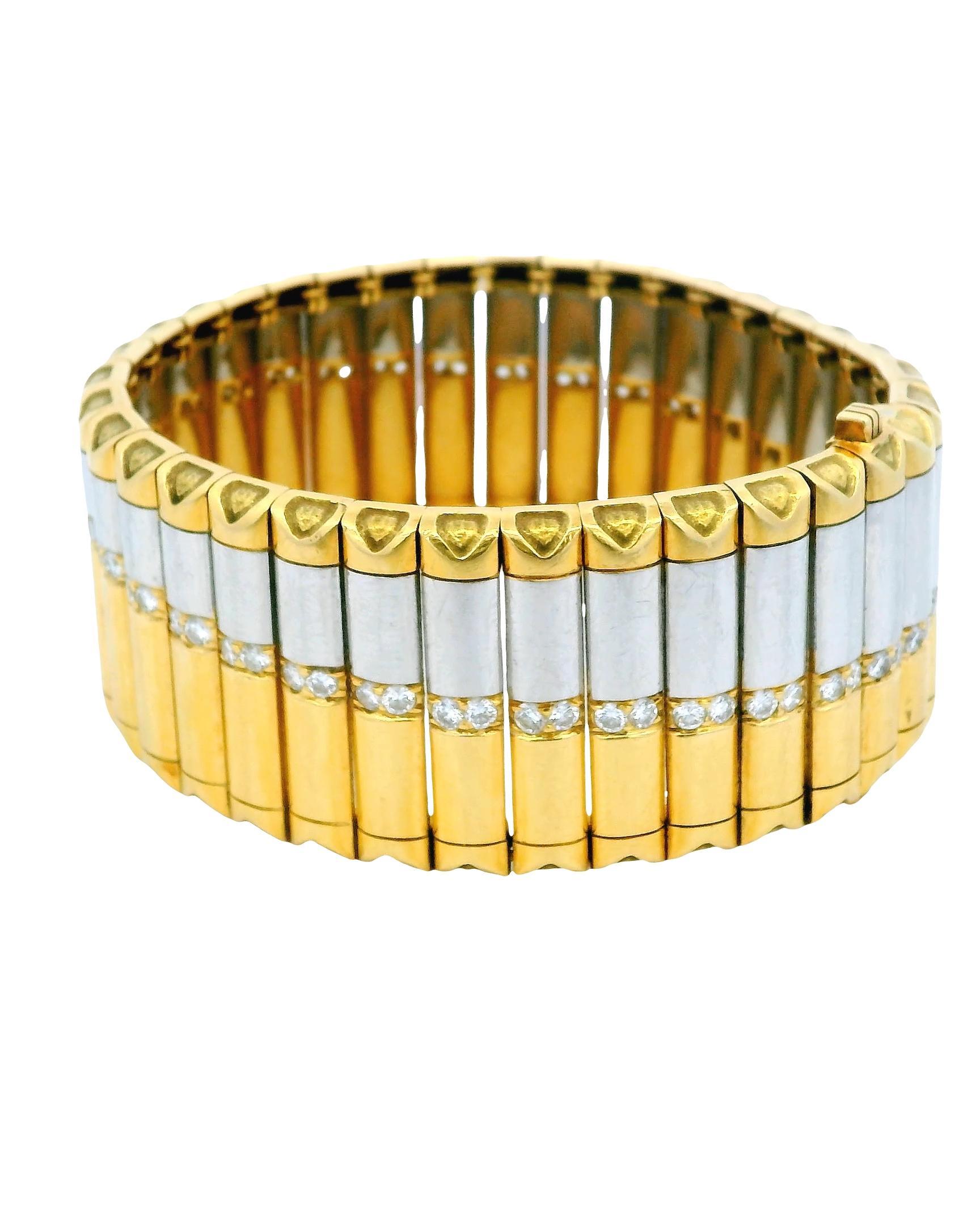 La pulsera Carousel Signature de Michael Bondanza combina a la perfección el arte clásico con la sofisticación contemporánea. Fabricada en platino y oro de 18 quilates, esta excepcional pieza está adornada con 70 diamantes brillantes, que suman un
