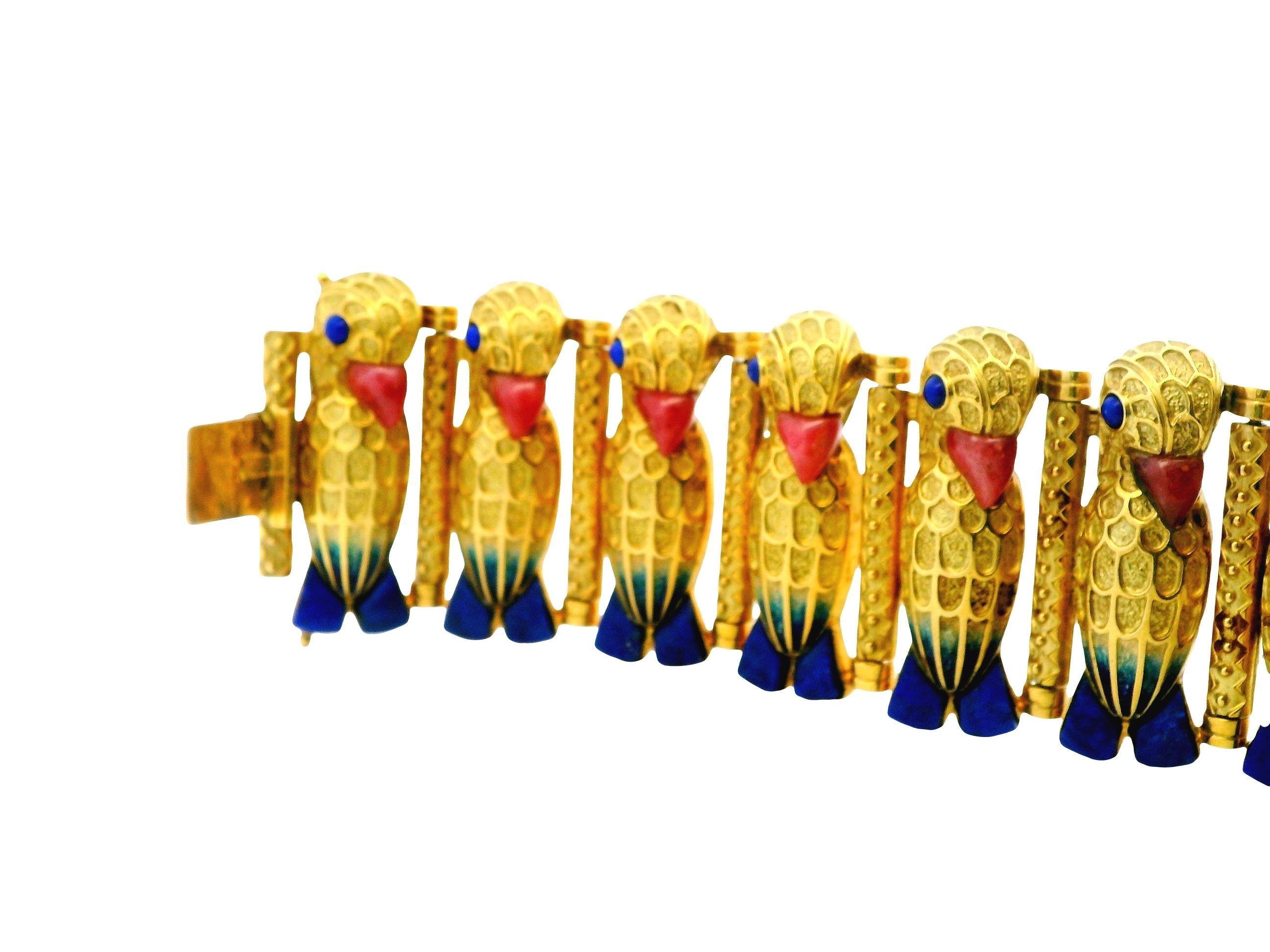 Il motivo del parrocchetto egiziano vintage degli anni '50 è uno squisito gioiello che mette in mostra un'intricata lavorazione artigianale e l'attenzione ai dettagli. Realizzato in 121,4 grammi di oro giallo massiccio 18 carati, il design è audace