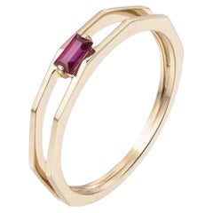 Anello esagonale a fascia aperta con rubino baguette in oro giallo 14K