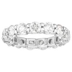 Anillo con garras de oro de 18 quilates con diamante redondo de eternidad compartida