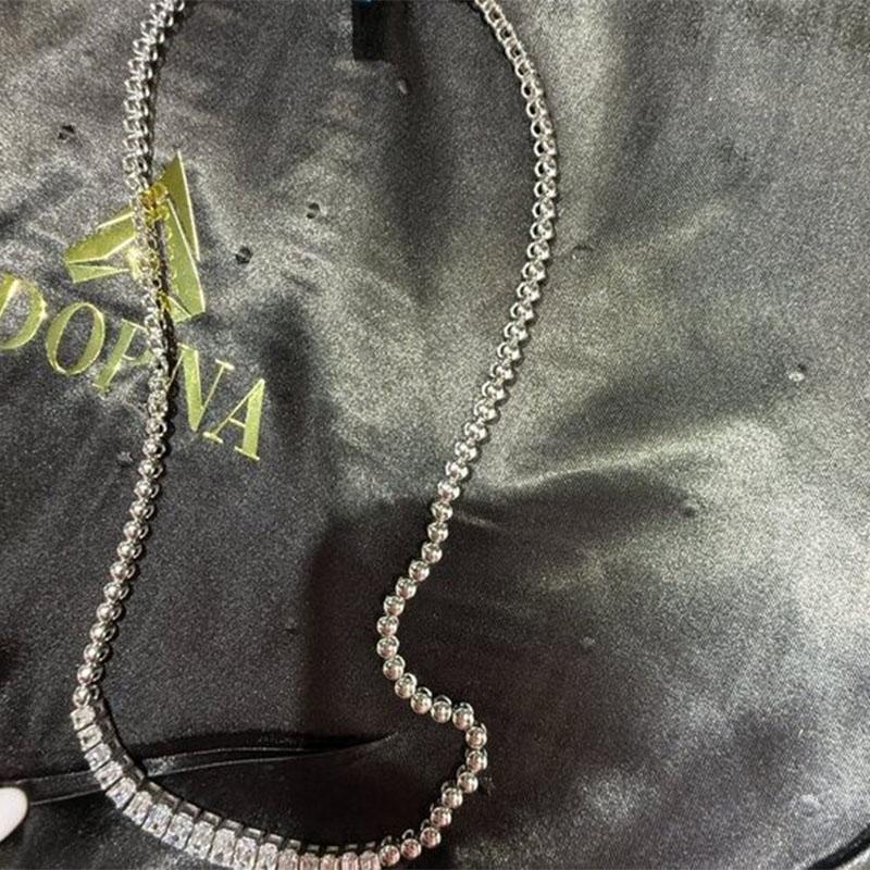 Moderne Collier à chaîne ronde 18K avec baguette de 7 carats en vente