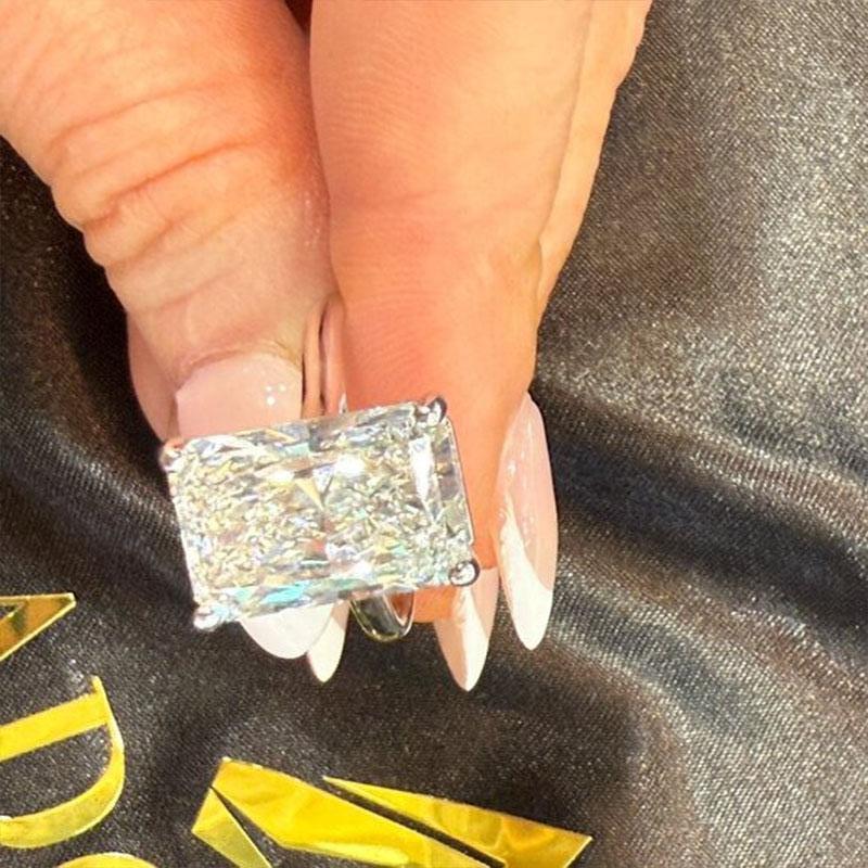 in vendita:  Anello di fidanzamento in oro bianco 18 carati con taglio radiante da 8 carati 3
