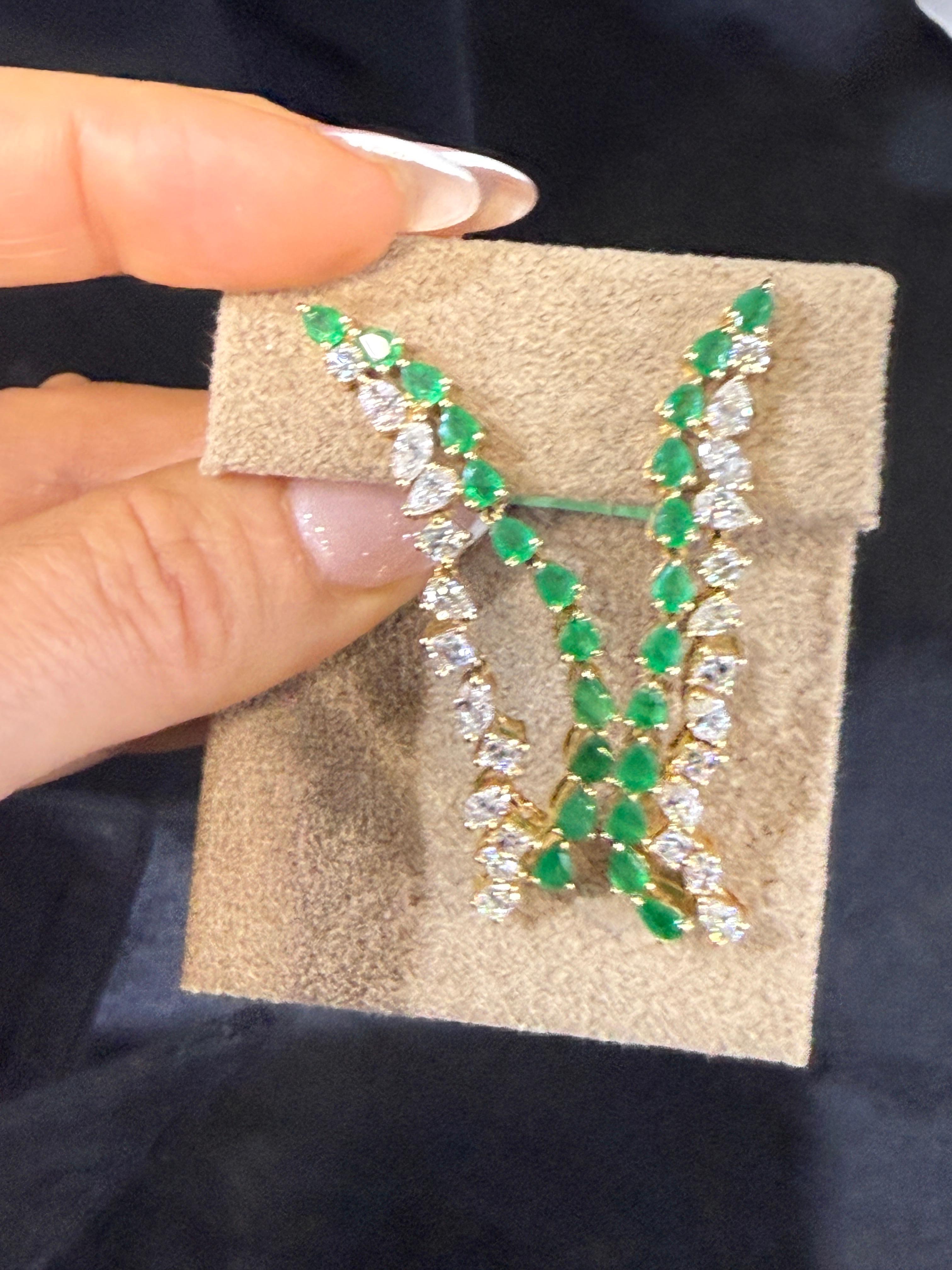 Moderno Orecchini a goccia in oro giallo 18 carati con smeraldo e diamante a forma di foglia in vendita