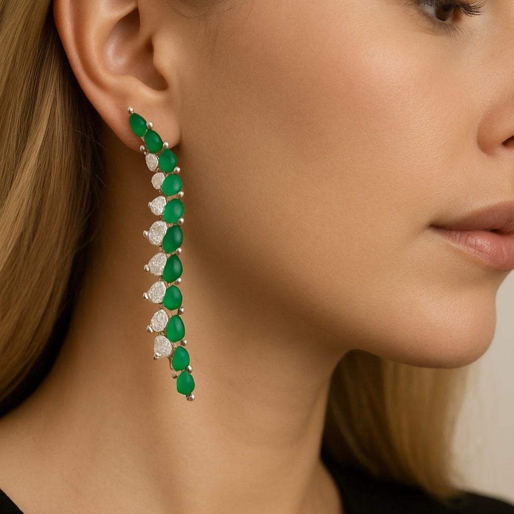 Eleva la tua eleganza con questi orecchini a goccia a forma di foglia con diamante e smeraldo ispirati alla natura, meticolosamente realizzati in oro giallo 18 carati. Una linea fluente di smeraldi verdi vividi tagliati a pera alternati a diamanti