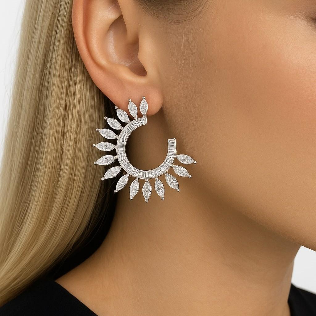 Rayonnez d'éclat avec ces étonnantes boucles d'oreilles en forme de cercle Sunburst, magistralement réalisées en or blanc 14 carats. Ces boucles d'oreilles forment une silhouette circulaire audacieuse qui respire le glamour et la sophistication.