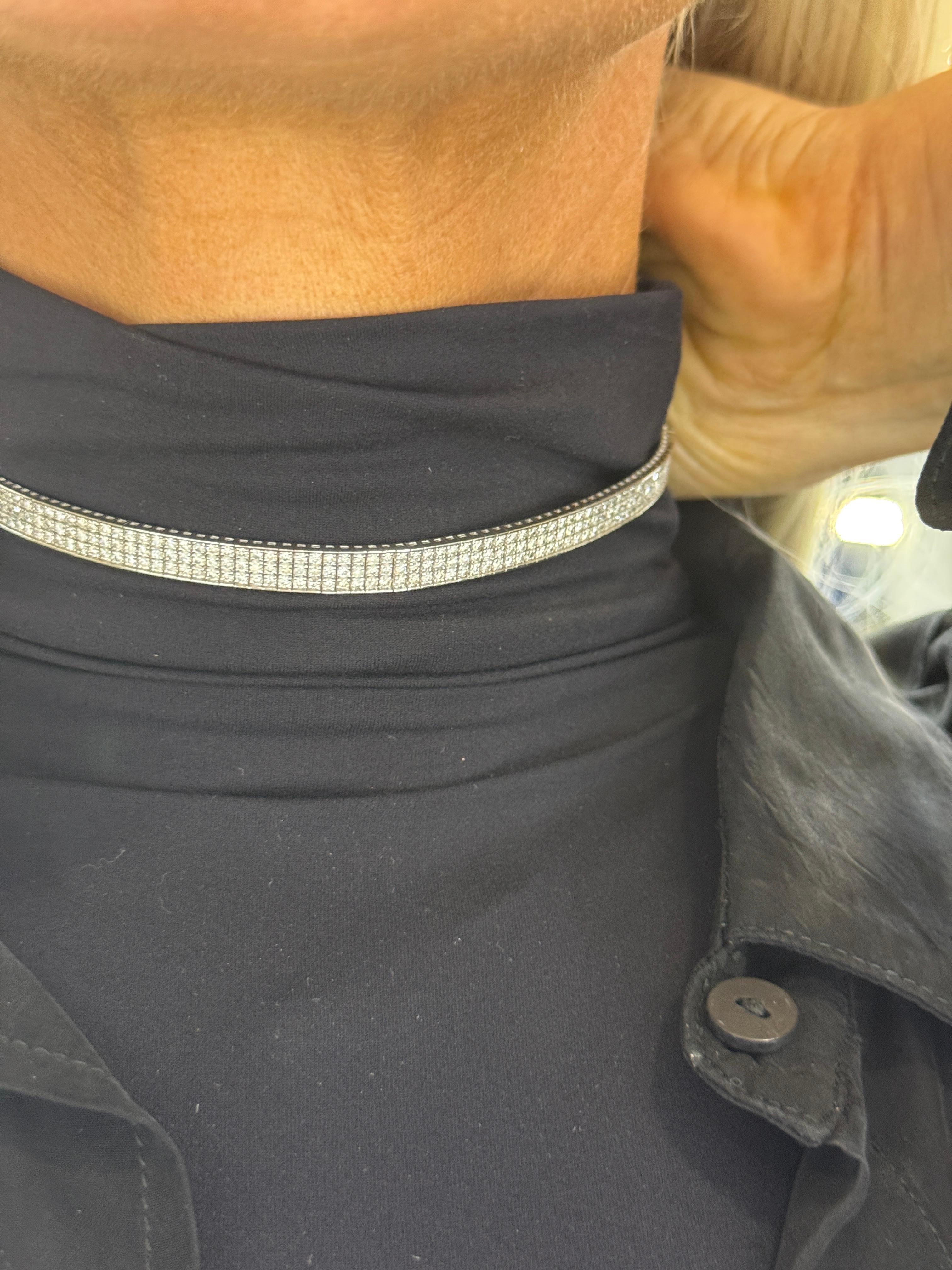Verleihen Sie Ihrer Schmucksammlung zeitlosen Glamour mit diesem atemberaubenden dreireihigen Pave-Diamant-Armreif. Dieses Armband aus glänzendem 14-karätigem Weißgold ist mit drei Reihen sorgfältig gefasster runder Brillanten besetzt und bietet ein