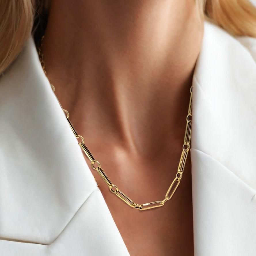 Audace ma raffinata, questa collana Modern Paperclip Chain è realizzata in oro giallo 14K, con maglie allungate che creano una silhouette contemporanea. Le sue linee pulite e il suo design minimalista lo rendono un accessorio versatile, perfetto per
