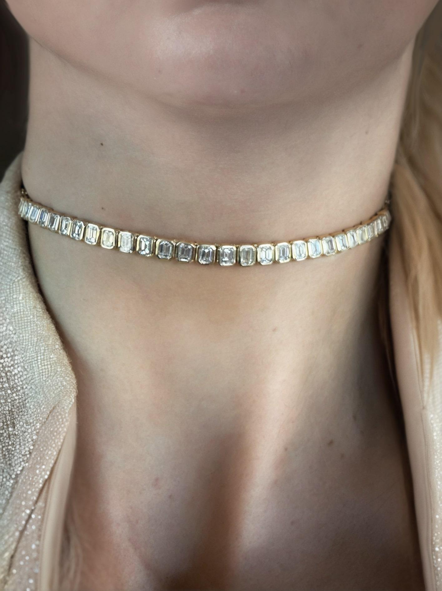 Eleva l'eleganza di tutti i giorni con questo splendido modello Eleg . Caratterizzata da una fila ininterrotta di pietre di zirconia cubica con taglio a smeraldo incastonate nel ricco oro giallo 14 carati, questa collana unisce il fascino senza