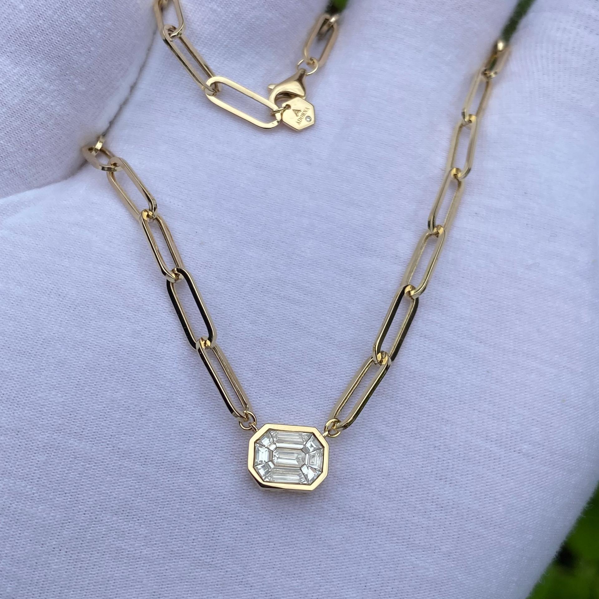 Moderno Collana con ciondolo Paperclip in oro giallo 18K con taglio smeraldo in vendita