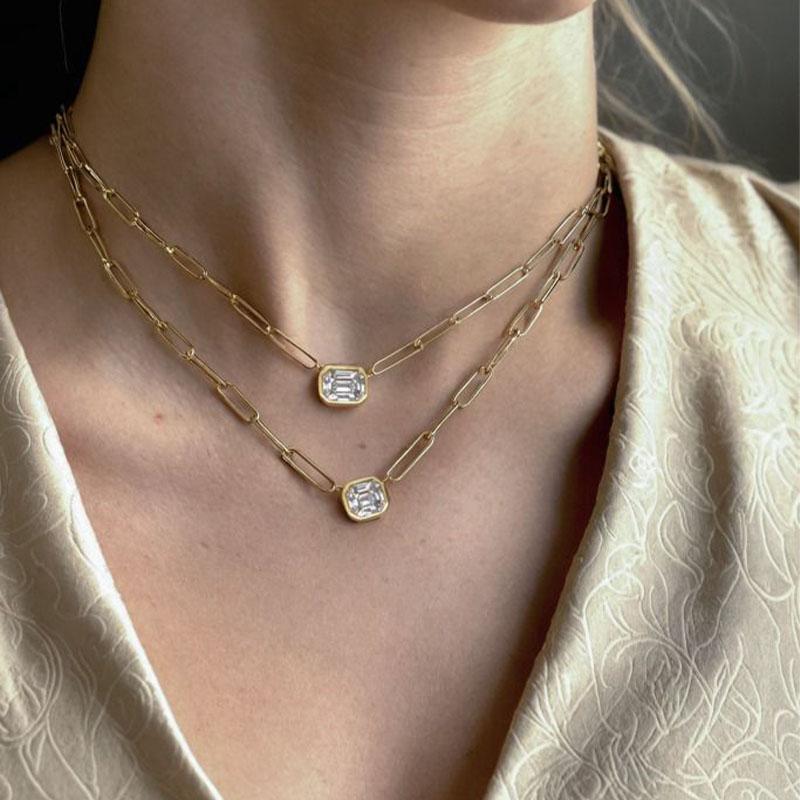 Elegante e sofisticata, la collana Paperclip Emerald Cut in oro giallo 18 carati unisce un design contemporaneo a un'eleganza senza tempo. Realizzata in luminoso oro giallo 18 carati, questa collana presenta un'audace catena a graffetta abbinata a