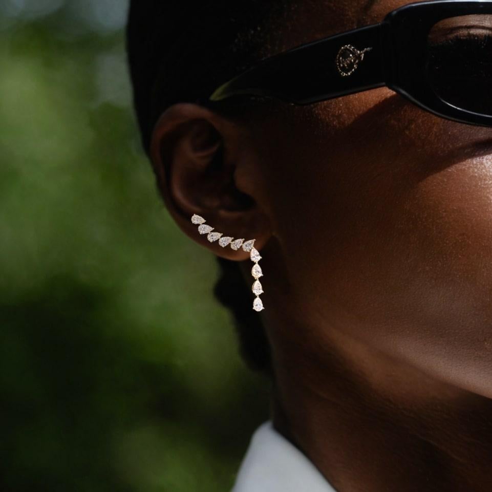 Faites preuve d'une élégance intemporelle avec nos boucles d'oreilles pendantes Golden Cascade Pear Diamond. Réalisées avec une attention exquise aux détails, ces luxueuses boucles d'oreilles gouttes présentent une gracieuse rangée de pierres en