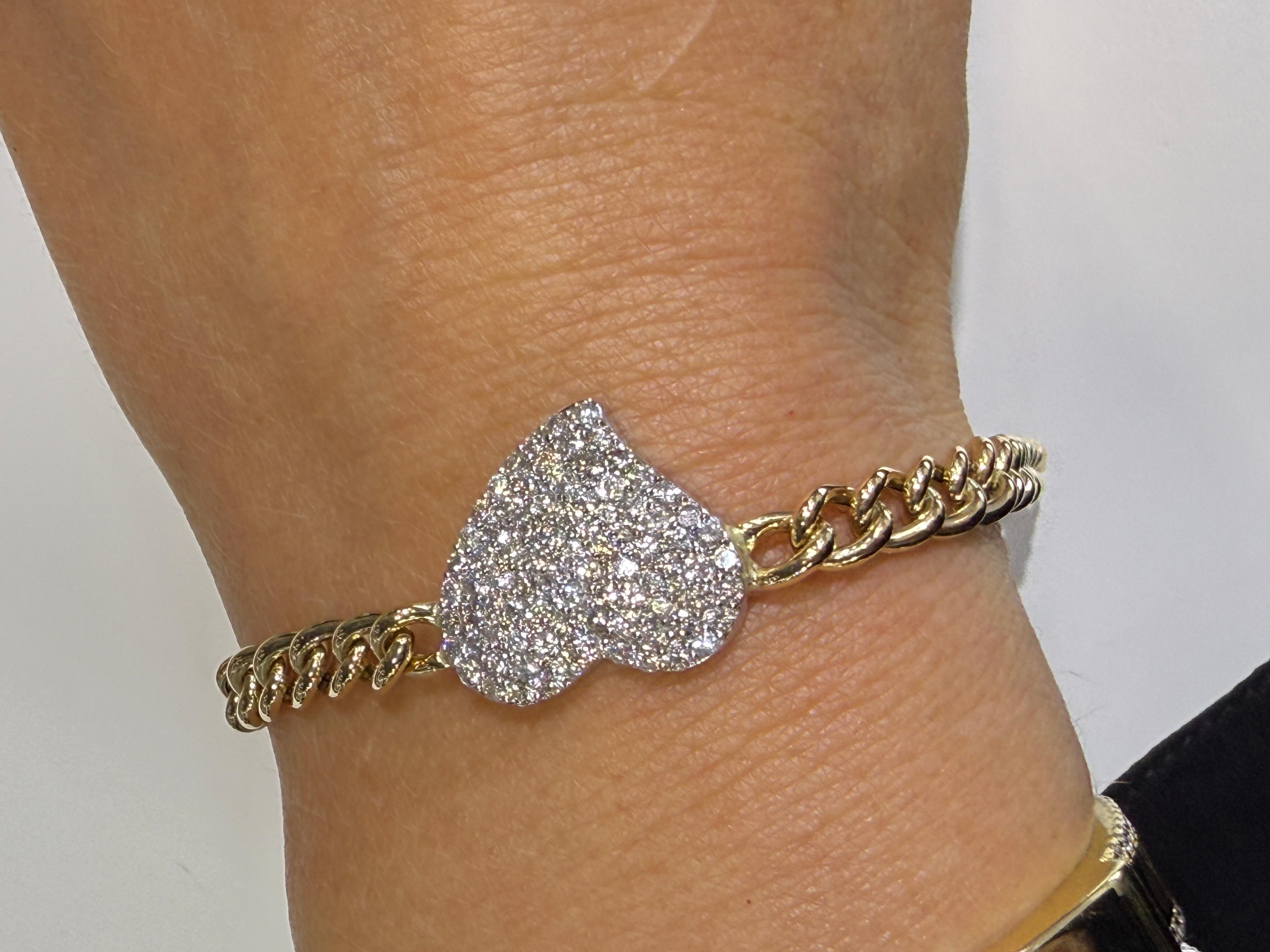 Audace e romantico, questo bracciale presenta un cuore di diamanti scintillanti incastonati su una classica catena a maglie cubane in oro giallo 14K. Perfetta fusione di scintillio e forza, questo pezzo è ideale per fare una dichiarazione, sia