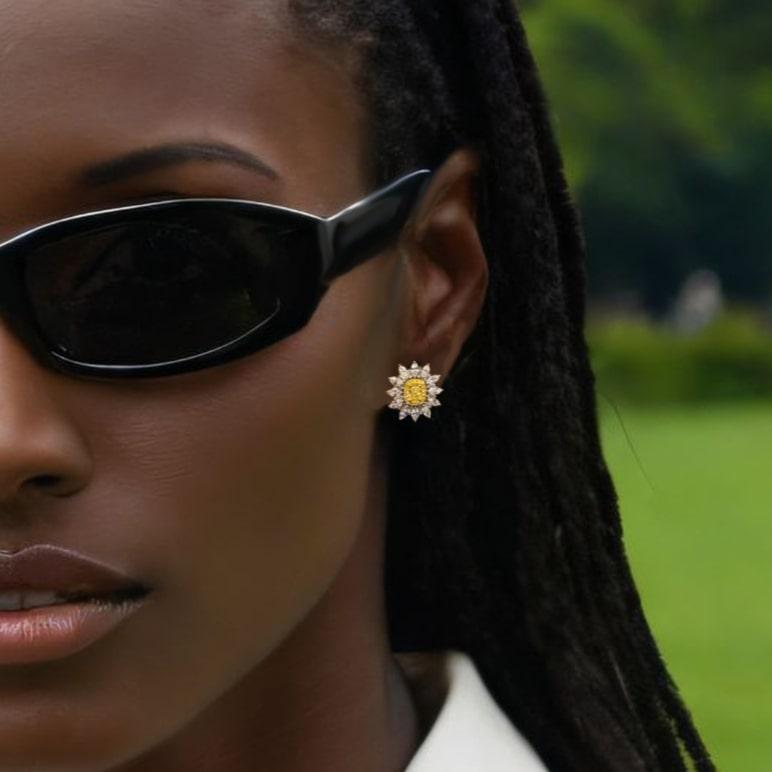 Illuminez votre style avec ces boucles d'oreilles époustouflantes inspirées des tournesols, mettant en valeur un diamant jaune brillant au centre, entouré de diamants blancs méticuleusement disposés. Sertis en or blanc 14 carats, ces clous