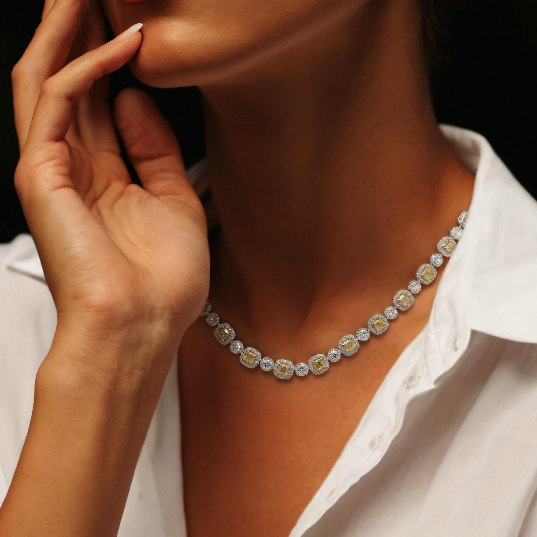 Erhöhen Sie Ihre Eleganz mit der Yellow Halo 14K Gelbgold Diamant-Halskette. Mit einer atemberaubenden Reihe strahlend gelber Diamanten, die jeweils von einem Halo aus schimmernden weißen Diamanten umgeben sind, glänzt dieses Collier aus jedem
