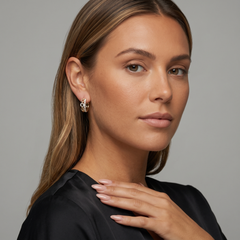Diamond Huggie 14K (oder 18k auf Anfrage) Gelbgold Bezel Set Hoop Earrings