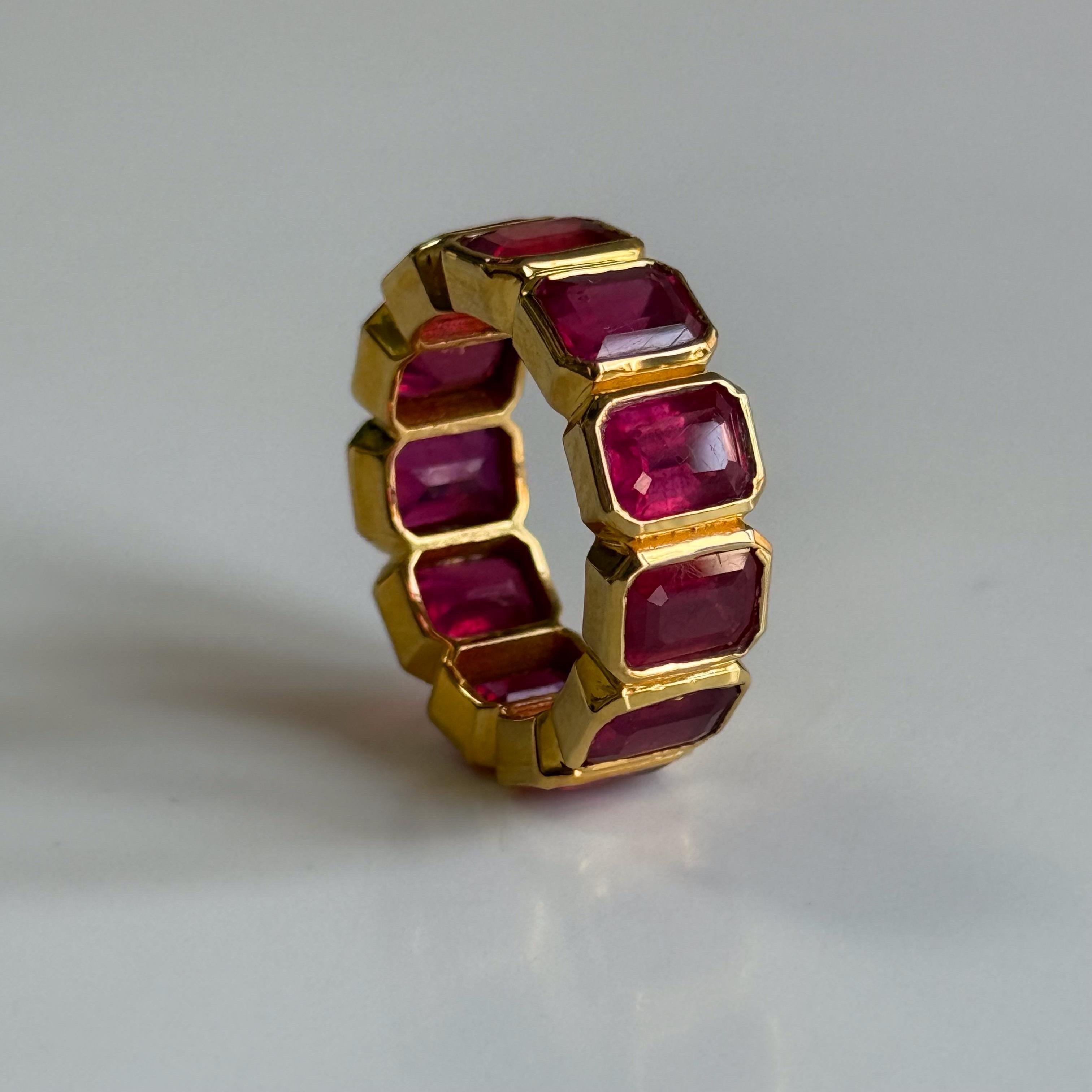 Taglio smeraldo Anello eternità in rubino fatto a mano Anello eternità in oro 14KT in vendita