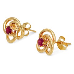 Pendientes vintage de Tiffany & Co. de oro amarillo de 14k con rubíes y diseño de nudo trébol